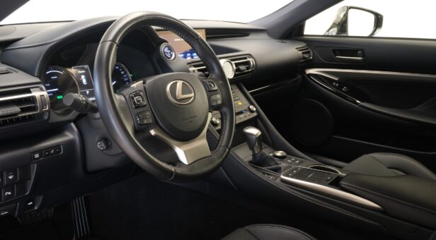 LEXUS RC 300h EXECUTIVE NAVIGATION COUPE AUTO 2.5 223 2P LEXUS RC 300h EXECUTIVE NAVIGATION COUPE AUTO 2.5 223 2P