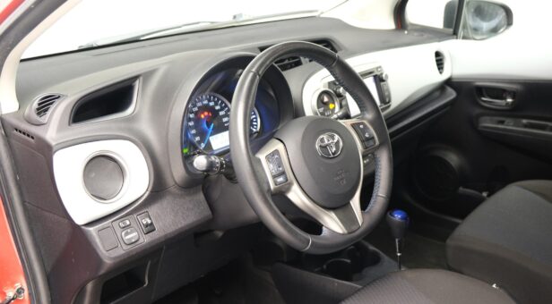 TOYOTA YARIS BERLINA CON PORTON 1.5 VVT-I HYBRID ACTIVE AUTO 100 5P