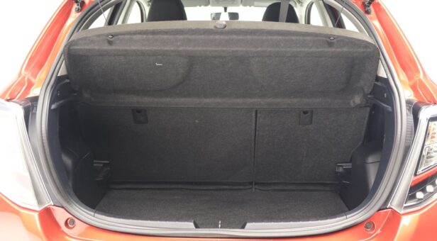 TOYOTA YARIS BERLINA CON PORTON 1.5 VVT-I HYBRID ACTIVE AUTO 100 5P