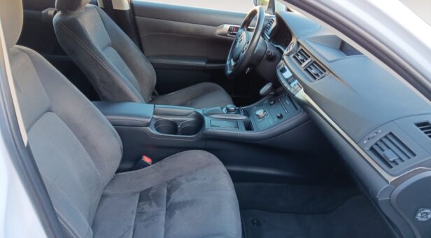 LEXUS SERVIPLEM-BARYVAL 200h BUSINESS HYBRID AUTO 1.8 136 5P LEXUS SERVIPLEM-BARYVAL 200h BUSINESS HYBRID AUTO 1.8 136 5P